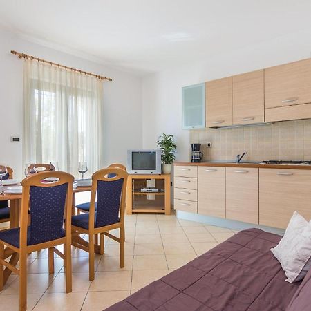 Beautiful Apartment In Porec With Kitchen Kültér fotó