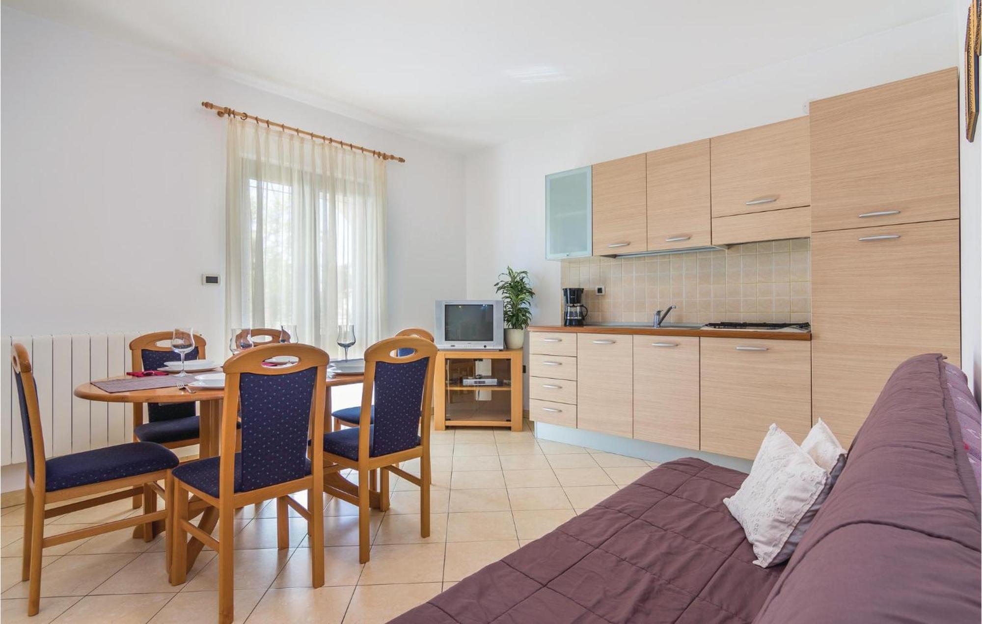Beautiful Apartment In Porec With Kitchen Kültér fotó